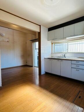 「キッチン」キッチンからリビングの様子がよく見えます。