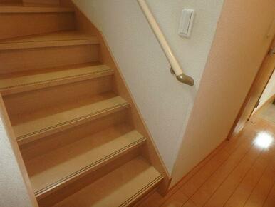 階段は手摺りつきで安心です