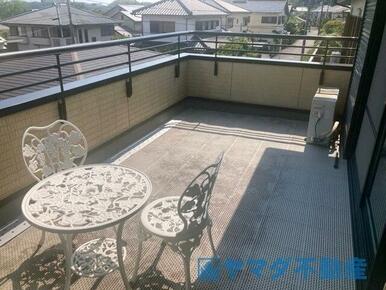 南面に広がるワイドバルコニー。明るい空間でのびのび過ごせます、