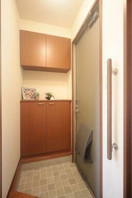 【玄関】ちょっとした小物を置くことができる上下棚の下駄箱付き♪※設えはイメージです。