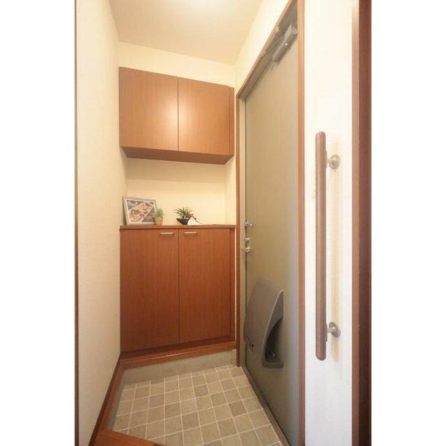 【玄関】ちょっとした小物を置くことができる上下棚の下駄箱付き♪※設えはイメージです。