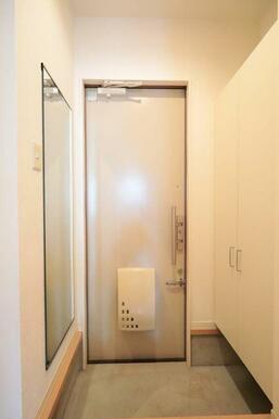 【玄関】下駄箱・姿見付きの玄関♪