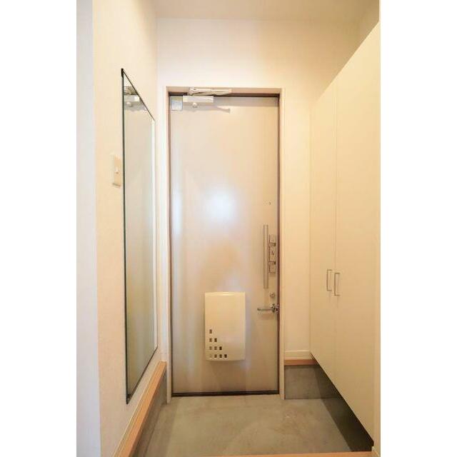 【玄関】下駄箱・姿見付きの玄関♪