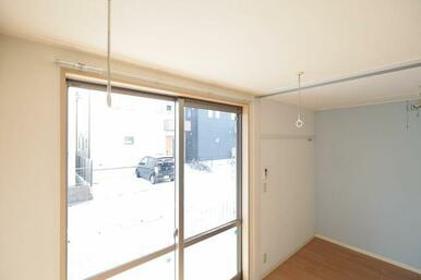 【設備】雨の日や花粉の時期に活躍する室内物干し付き♪