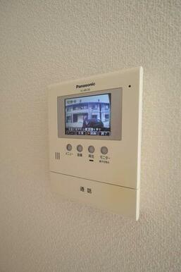 【設備】急な来訪者にも安心のカラーＴＶモニターホン♪