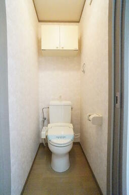 ゆったりしたトイレ空間！便利な上部収納あり☆