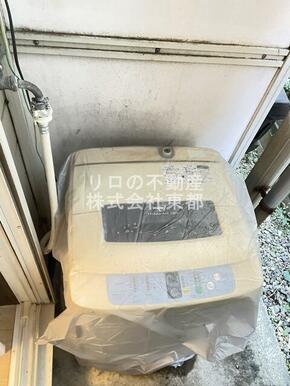 洗濯機置場が室外にあるのでお部屋を広々お使いいただけます。