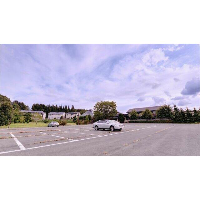 広い駐車場でたくさんのお客様をお迎えできます