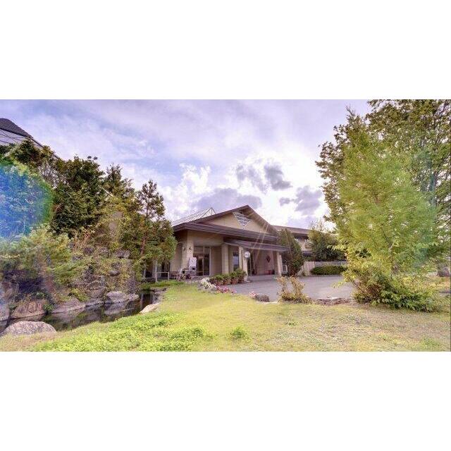 緑に囲まれた自然あふれる優雅な佇まい。ゆったりと休息できそうなお宿の外観です♪