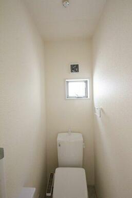 1階と2階にトイレがあり、ウォシュレット完備