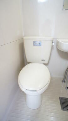 清潔感ある洋式トイレです☆丸洗い可能でお掃除も楽々！！