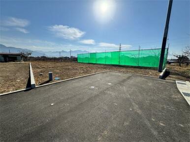 ヤマダホームズの分譲住宅が建築予定！駐車スペースは並列２台分確保！（２０２５年１２月撮影）