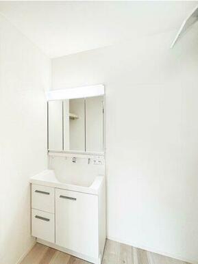 ミラー周りに沢山の工夫。機能性高い三面鏡の洗面台（施工例）