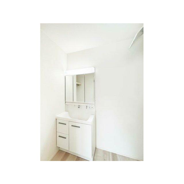 ミラー周りに沢山の工夫。機能性高い三面鏡の洗面台（施工例）