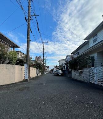 前面道路は、余裕で車がすれ違えます♪