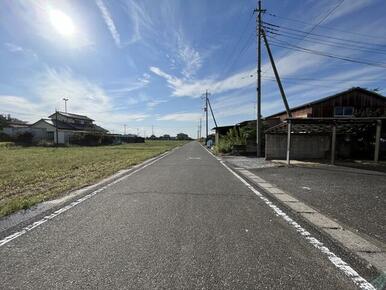 南側道路は広く、のどかな風景です