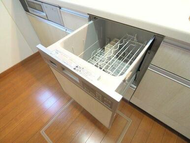 面倒な食器洗いもお任せ♪キッチンに備え付けられていますので入居後すぐにご使用いただけます。