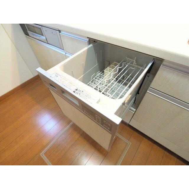 面倒な食器洗いもお任せ♪キッチンに備え付けられていますので入居後すぐにご使用いただけます。
