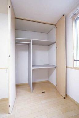 ６．６帖の洋室収納。高さのあるタイプで、用途に合わせた間仕切りになっているので使い勝手が良くなって…