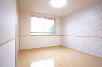 ６．６帖の洋室。陽射しの差し込む明るいお部屋です。こちらのお部屋にも備え付けのＬＥＤシーリング照明…