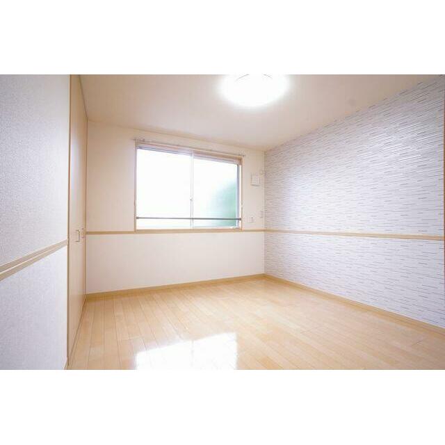 ６．６帖の洋室。陽射しの差し込む明るいお部屋です。こちらのお部屋にも備え付けのＬＥＤシーリング照明…