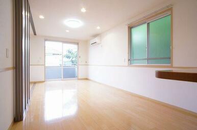 キッチン側から見たＬＤＫ。２方向に窓がある、南向きの角部屋で陽当たり良好！！備え付けのダウンライト…