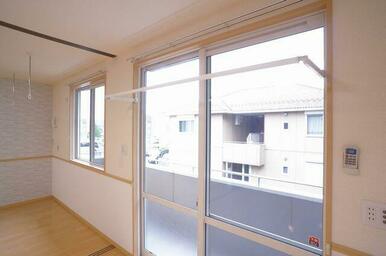 ＬＤＫには部屋干し用のバーが、洋室にはフックが付いており、雨の日や花粉、土埃などが気になる時期に重…