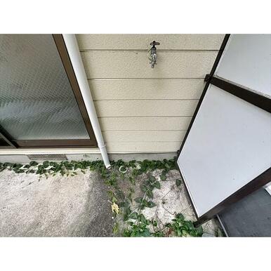 洗濯物がすぐに干せる室外洗濯機置場