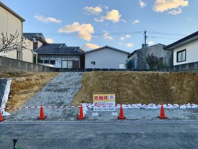 既存建物や堀込車庫を解体撤去し、駐車スペース（間口１３ｍ、奥行３．５ｍ）を造成しております