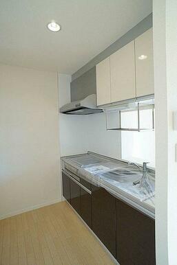 キッチンは上下部に収納がございます