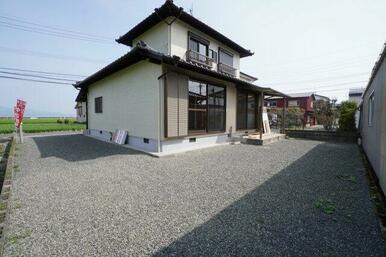 お家の裏にはちょっとした家庭菜園、BBQなどが楽しめるスペースがあります♪
