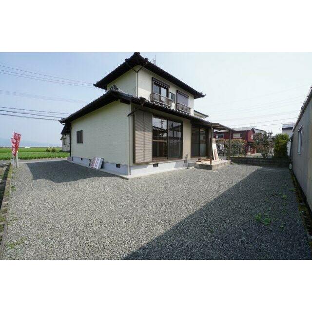 お家の裏にはちょっとした家庭菜園、BBQなどが楽しめるスペースがあります♪