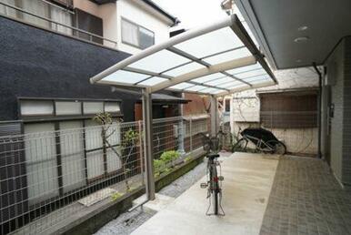 駐輪場は屋根付きです☆