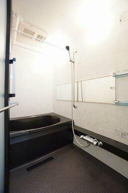 【浴室】アクセントパネルがオシャレな浴室　浴室換気乾燥暖房機設置、追い焚き機能、シャワースライド仕…