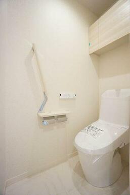 【トイレ】　温水洗浄機能付き　収納棚付き