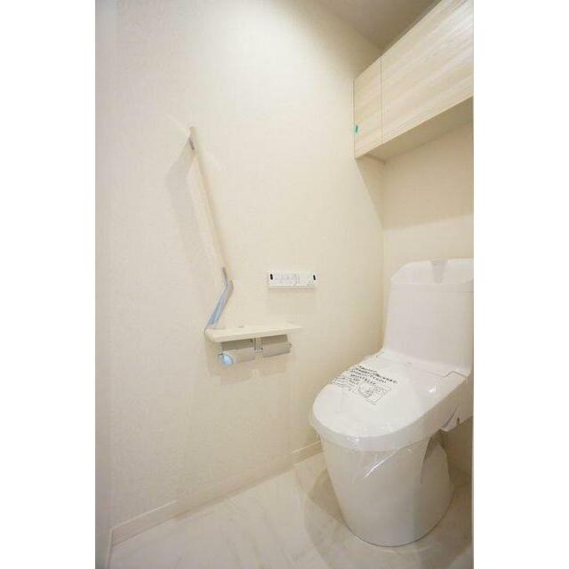 【トイレ】　温水洗浄機能付き　収納棚付き