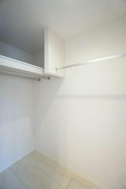 ２．３帖ウォークイン・クローゼット付き■お洋服をハンガーにかけたまま収納できるハンガーポール付き