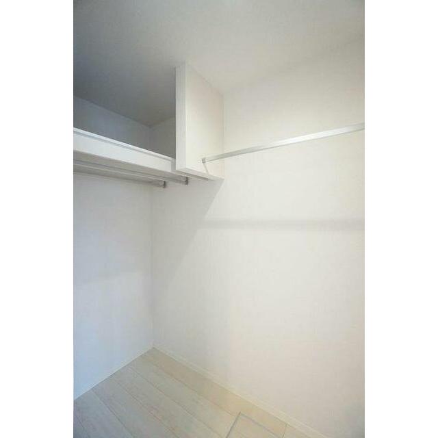 ２．３帖ウォークイン・クローゼット付き■お洋服をハンガーにかけたまま収納できるハンガーポール付き