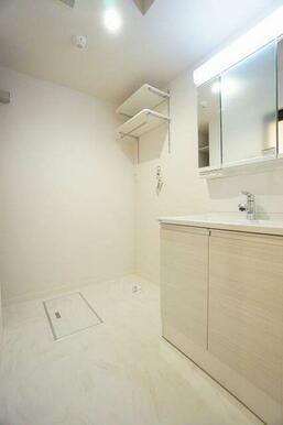 【洗面室】３面鏡タイプのシャンプードレッサ－　収納棚やラックが付いているため、洗面室・浴室周りの備…