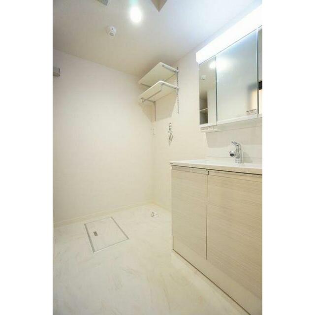 【洗面室】３面鏡タイプのシャンプードレッサ－　収納棚やラックが付いているため、洗面室・浴室周りの備…