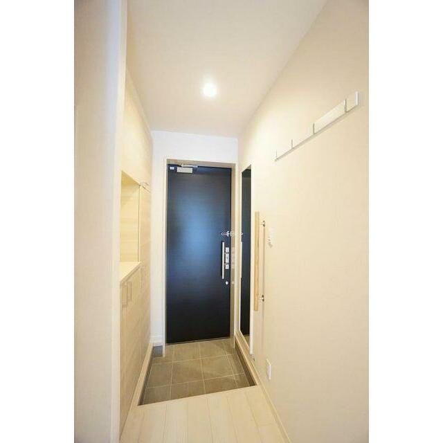 【玄関】セパレイトタイプのシューズクローゼット　手摺・全身姿見付き