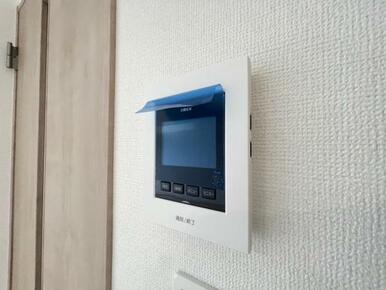 訪問者がひと目でわかるモニター付きインターホンを標準装備。お子さまのお留守番にも安心です！