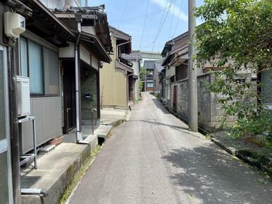 東側道路から見た外観