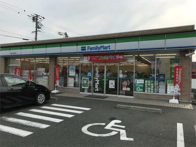ファミリーマート　豊川伊奈町店