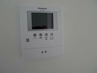 不在時の来訪者も確認できて安心な録画機能付きカラーモニターホンは、防犯効果が高く、安心・安全なシャー