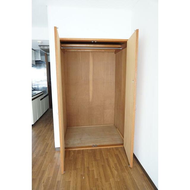 パイプハンガーがあるのでたたまず衣類を掛けることができます♪