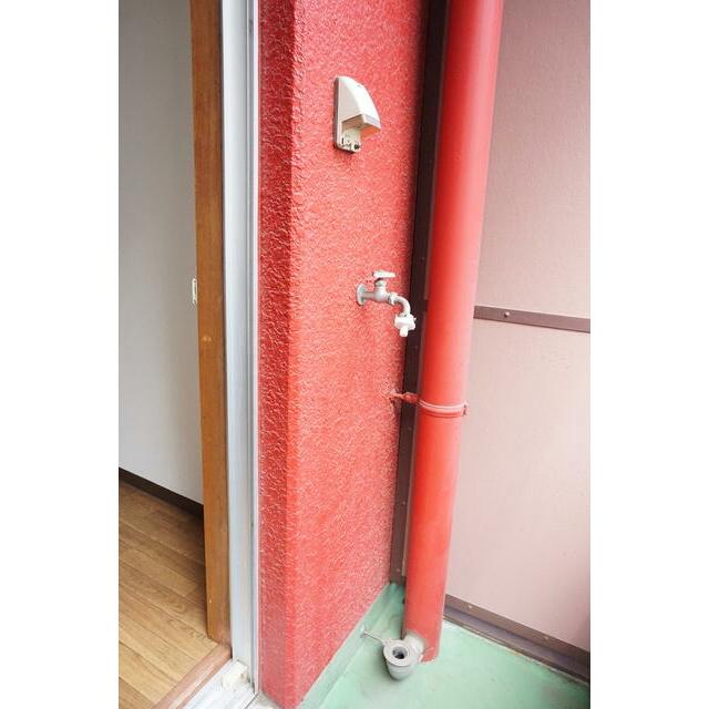 洗濯機置場が室外にあるのでお部屋を広々お使いいただけます。