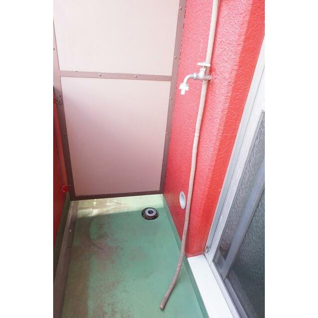 洗濯機置場が室外にあるのでお部屋を広々お使いいただけます。