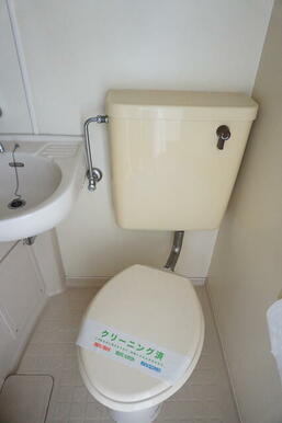 白を基調とした空間で清潔感のあるトイレです♪