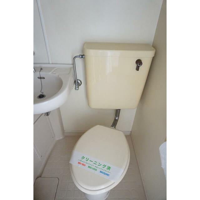白を基調とした空間で清潔感のあるトイレです♪